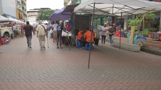 Tensión entre buhoneros y Alcaldía por retiro de toldas en la peatonal