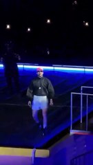 ¡Perreo hasta el suelo! Bad Bunny sufre caída viral en el techo de 'La Casita' durante concierto en CDMX