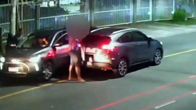 VÍDEO: Homens armados cercam carro e roubam veículo na Praia do Flamengo