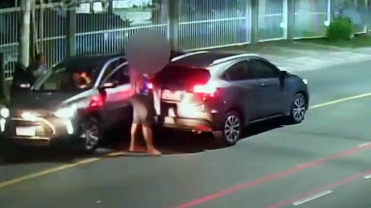 VÍDEO: Homens armados cercam carro e roubam veículo na Praia do Flamengo