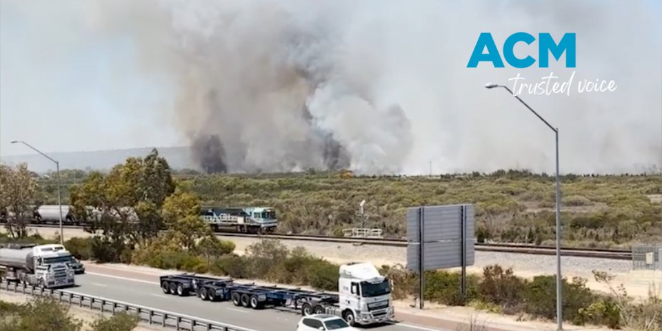 Dangerous, out-of-control bushfire burns in Perth suburb | The Border ...