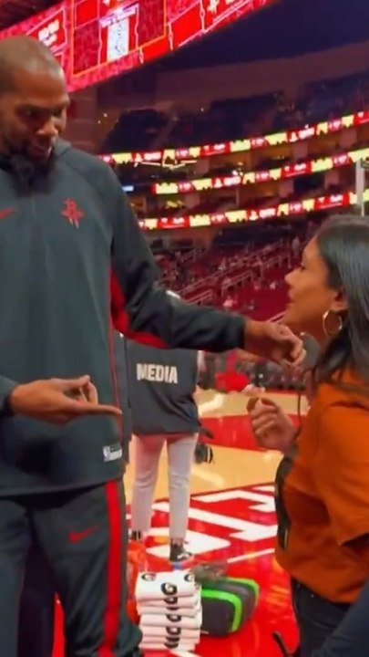 Kevin Durant's friend from college shows up to Rockets game with picture of them on shirt
