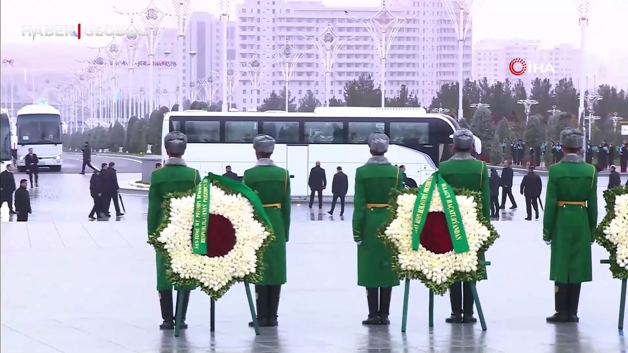 Cumhurbaşkanı Erdoğan, Türkmenistan'da Tarafsızlık Anıtı'na çelenk koyma törenine katıldı