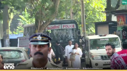 നടിയെ ആക്രമിച്ച കേസിലെ പ്രതികളെ കോടതിയിൽ എത്തിച്ചു