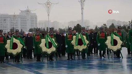 Cumhurbaşkanı Erdoğan, Türkmenistan’da Tarafsızlık Anıtı’na çelenk koyma törenine katıldı