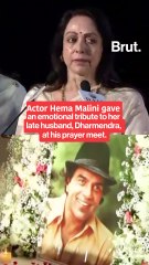 Actor Hema Malini offered an emotional tribute to her late husband, Dharmendra, at his prayer meet.