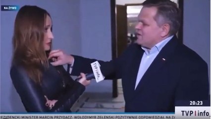 «Le spengo il microfono», «Non mi tocchi»: acceso battibecco tra senatore polacco e giornalista ripreso durante un'intervista video