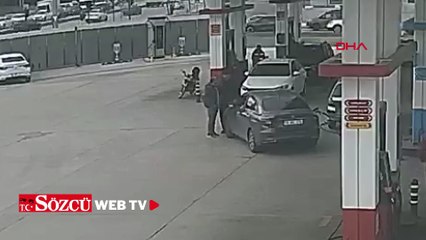 Kendisini uyaran sürücünün otomobilinin aynasını kırdı