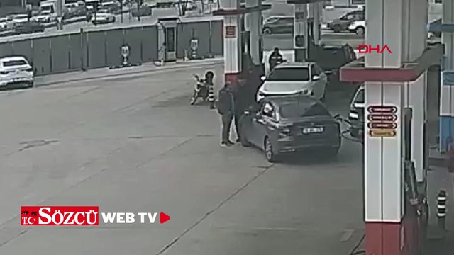 Kendisini uyaran sürücünün otomobilinin aynasını kırdı