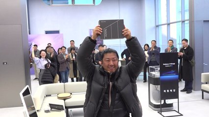 [기업] 삼성전자 두 번 접는 폰, 5분 만에 '완판'...밤샘 오픈런 / YTN
