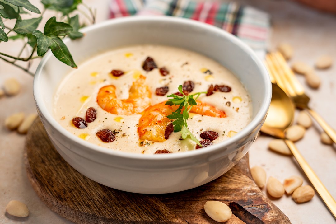 Crema andaluza de ajo asada y almendra con langostinos