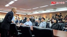韓國瑜嘆「壓力太大」未簽撤案連署就閃人 助理嗆：我們壓力也很大