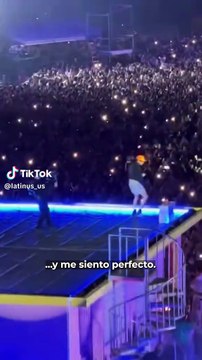 Bad Bunny cae aparatosamente durante su concierto en México