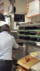 Regardez le président des Hauts-de-France Xavier Bertrand filmé en train de préparer une commande lors de l’inauguration d’un Burger King à Valenciennes - VIDEO