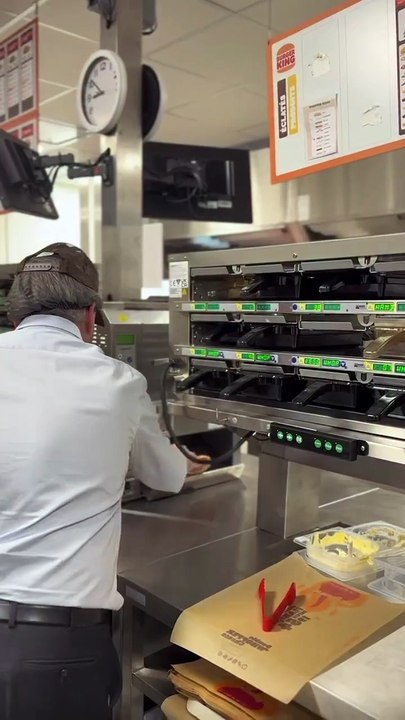 Regardez le président des Hauts-de-France Xavier Bertrand filmé en train de préparer une commande lors de l’inauguration d’un Burger King à Valenciennes - VIDEO