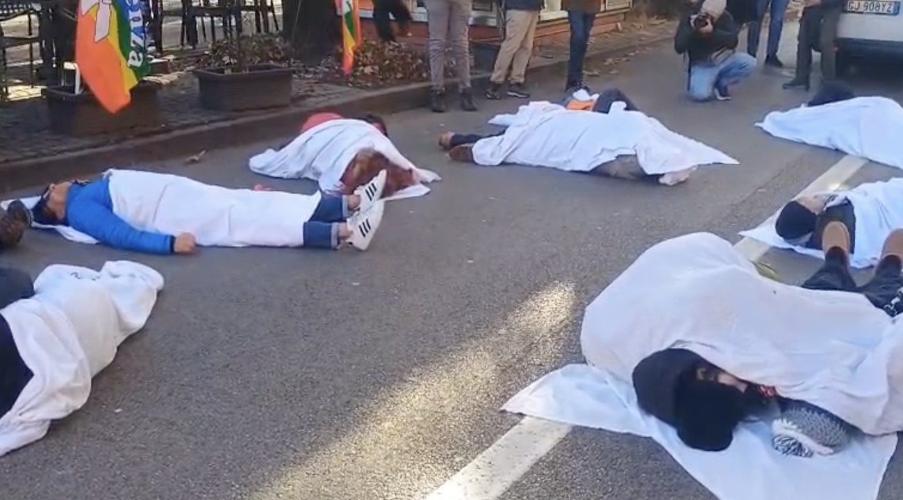 Flash mob davanti all'Ex Santa Chiara per ricordare le vittime di tutte le guerre