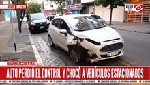 Auto perdió el control y terminó chocando a varios vehículos estacionados