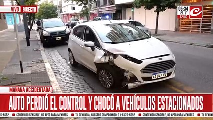 Auto perdió el control y terminó chocando a varios vehículos estacionados