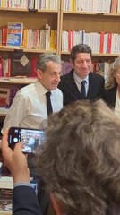 David Lisnard rend visite à Nicolas Sarkozy en pleine séance de dédicace à Cannes