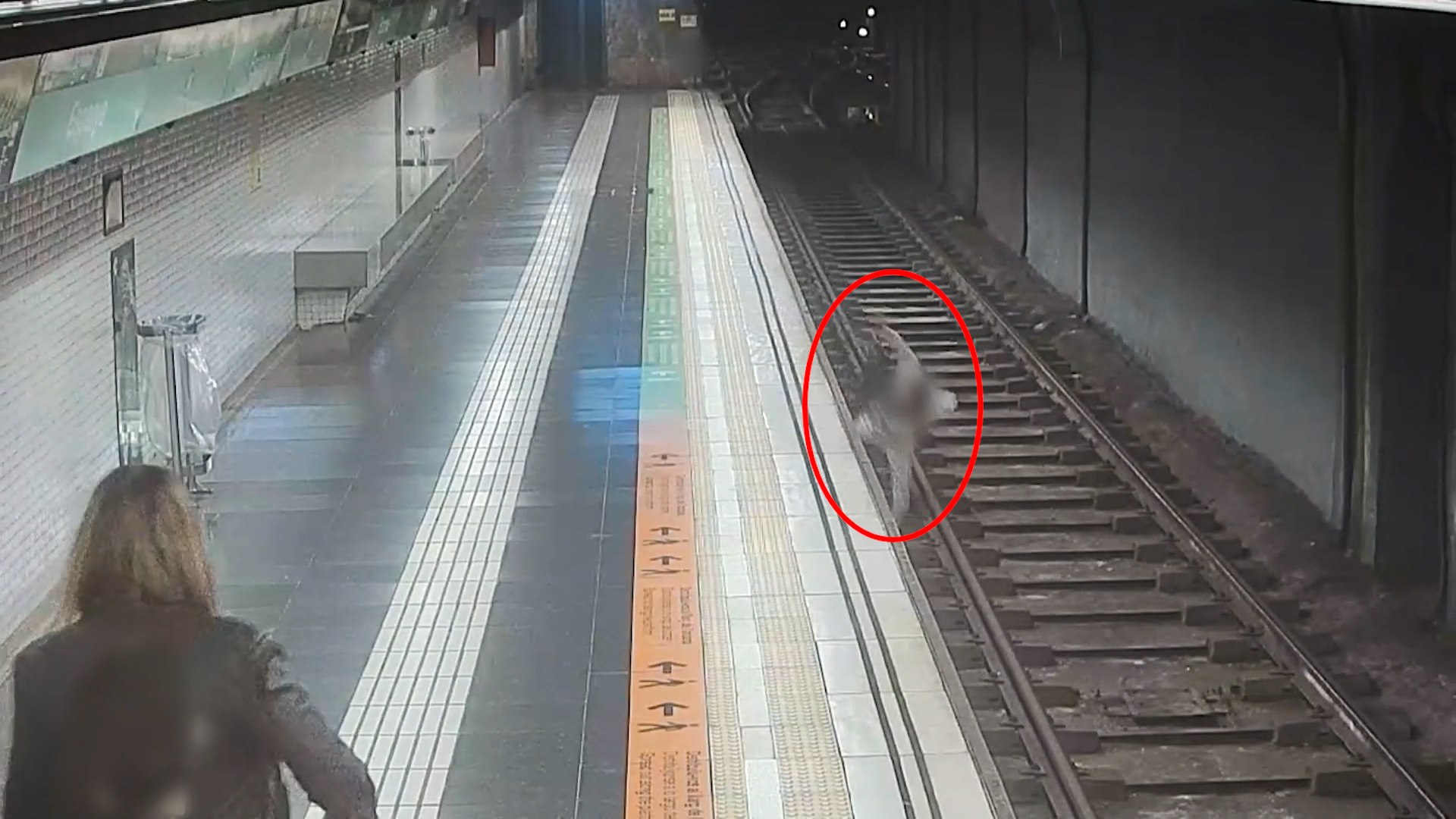 Un acto heroico, capturado por las c�maras de seguridad, tuvo lugar recientemente en el metro de Barcelona, donde una agente de los Mossos d'Esquadra fuera de servicio, identificada como Felisa, y varios pasajeros, salvaron la vida de un hombre que cay� a las v�as.