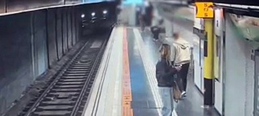 Cae a las vías y una mujer policía lo rescata.