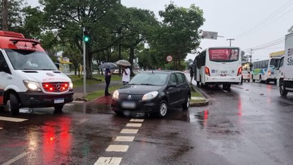 Ônibus e Sandero se envolvem em acidente de trânsito na Avenida Tancredo Neves