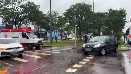 Passageira fica ferida após batida entre carro e ônibus em Cascavel