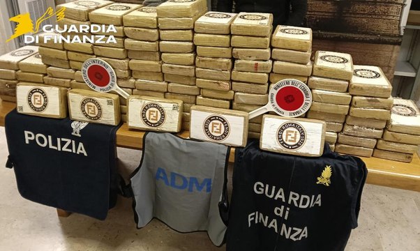Civitavecchia (RM) - Cocaina nascosta in un tir sbarcato dalla Spagna: sequestrati 138 chili, un arresto (12.12.25)