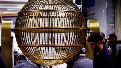 Así han llegado los bombos del Sorteo Extraordinario de la Lotería de Navidad al Teatro Real