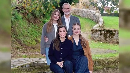 Los Reyes eligen una foto junto a sus hijas en un entorno rural para felicitar la Navidad
