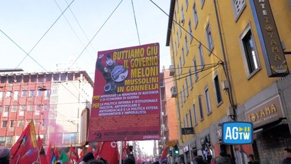 Sciopero generale, a Milano cartelli di protesta con Meloni «Mussolini in gonnella»