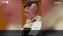 Parlamento europeo, l'interprete piange ascoltando il racconto di un bambino ucraino
