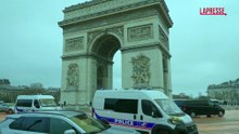 Parigi, attivisti di Greenpeace colorano di arancione la piazza dell'Arco di trionfo