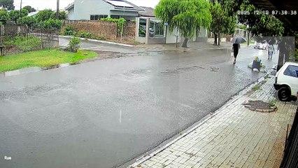 Vídeo mostra homem ateando fogo em carro e coletores de recicláveis apagando chamas com água da chuva
