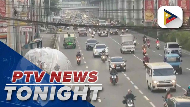 MMDA replaces concrete barriers with plastic barriers in Marcos Highway