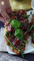 Croffle, o croissant estilo waffle com geleia de figo, queijo de cabra e presunto ibérico
