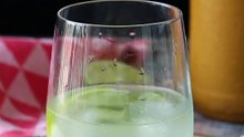 Caipirinha cu lămâie: băutura braziliană ușor de preparat fără un shaker de cocktail