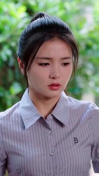 After the end of the amnesia, she mistakenly thought that her nemesis was her boyfriend, pulling him every day to show his affection in a high-profile manner, so sweet that others couldn't open their eyes, and he clearly knew the truth, but he never poked