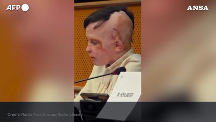 Il racconto del bambino ucraino è troppo doloroso: l'interprete scoppia in lacrime