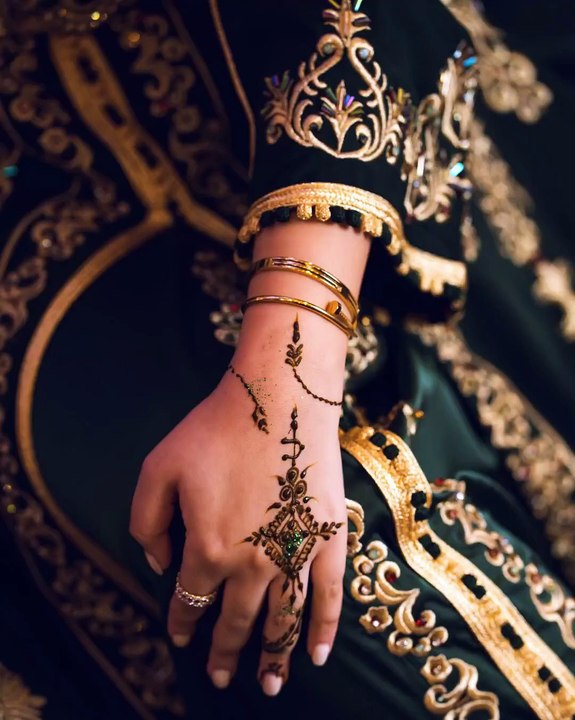 Le Manifest - 🚨Caftan & UNESCO ✨ L’inscription du « Caftan marocain » en 2025 ne tranche pas l’histoire du caftan : un héritage maghrébin tissé de siècles d’échanges, bien au-delà des frontières modernes 🌍🧵 Protéger la culture, c’est l’unir