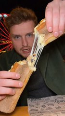 Marché de Noël Paris La Villette 😱✨Le marché est rempli de fromage à raclette, de fromage tout court, et de plein de spécialités du monde remasterisées façon fromage ou Noël 😍🧀✨Et la déco du marché… vraiment au top 😍🎄