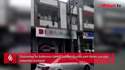 Balkon demirlerinde asılı kalan çocuğu vatandaş böyle kurtardı! İşte yüreklerin ağıza geldiği anlar