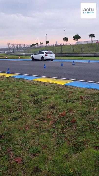 Les ambulanciers apprennent à piloter sur le circuit des 24 Heures du Mans