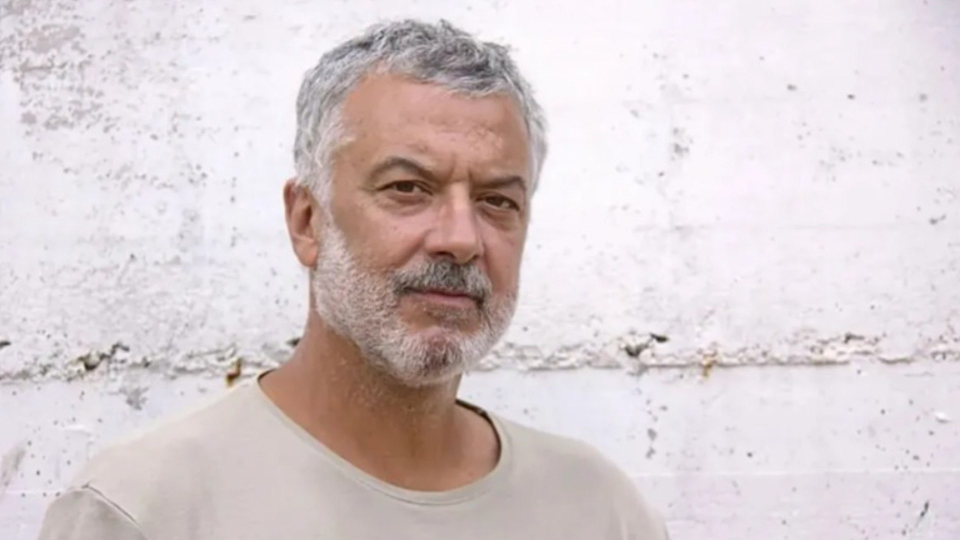 Adolfo Fern�ndez, reconocido actor de cine, televisi�n y teatro, adem�s de director esc�nico, ha fallecido a los 67 a�os, seg�n inform� este viernes la Academia de Cine. Con una trayectoria amplia y diversa, particip� en pel�culas como Entre las piernas y Yoyes, y en series tan populares como Polic�as o �guila Roja. Su carrera teatral, igualmente destacada, le vali� en 2018 un premio Max por la adaptaci�n de En la orilla, obra basada en la novela de Rafael Chirbes y realizada junto al actor �ngel Solo.
Nacido en Sevilla en 1958, aunque criado en Bilbao, Fern�ndez padec�a un c�ncer que finalmente no pudo superar. Su v�nculo con el teatro fue profundo y prolongado: comenz� a dirigir a finales de los a�os ochenta al frente de la Escuela de Teatro de Sestao. M�s tarde, en 2002, fund� en Bilbao la compa��a K Producciones, centrada en la puesta en escena de autores contempor�neos con un marcado enfoque social y pol�tico.

Como int�rprete teatral particip� en montajes como Testigo de Cargo, Vida y muerte de Pier Paolo Pasolini, A Electra le sienta bien el luto, Frankie & Johnny y Martes de Carnaval. Tambi�n dirigi� obras como Ejecuci�n hipotecaria y La flaqueza del bolchevique. En televisi�n trabaj� en numerosos proyectos, incluidos Los 80, B&b, La noche m�s larga y Machos Alfa. En el cine colabor� con directores de la talla de Jos� Luis Cuerda, Pedro Almod�var, Iciar Bollain y Daniel Monz�n, consolid�ndose como una figura vers�til y respetada del panorama art�stico espa�ol.