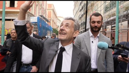 L'ex presidente francese Sarkozy a passeggio per Mentone