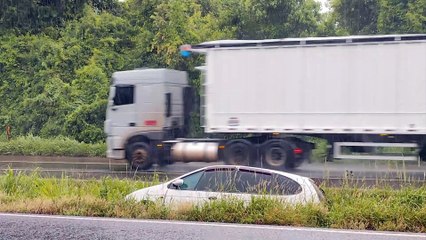 Scenic sai da pista em acidente na BR-163, em Cascavel