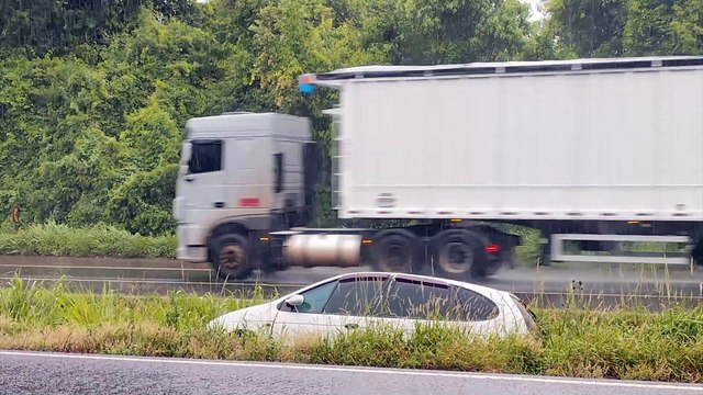 Scenic sai da pista em acidente na BR-163, em Cascavel