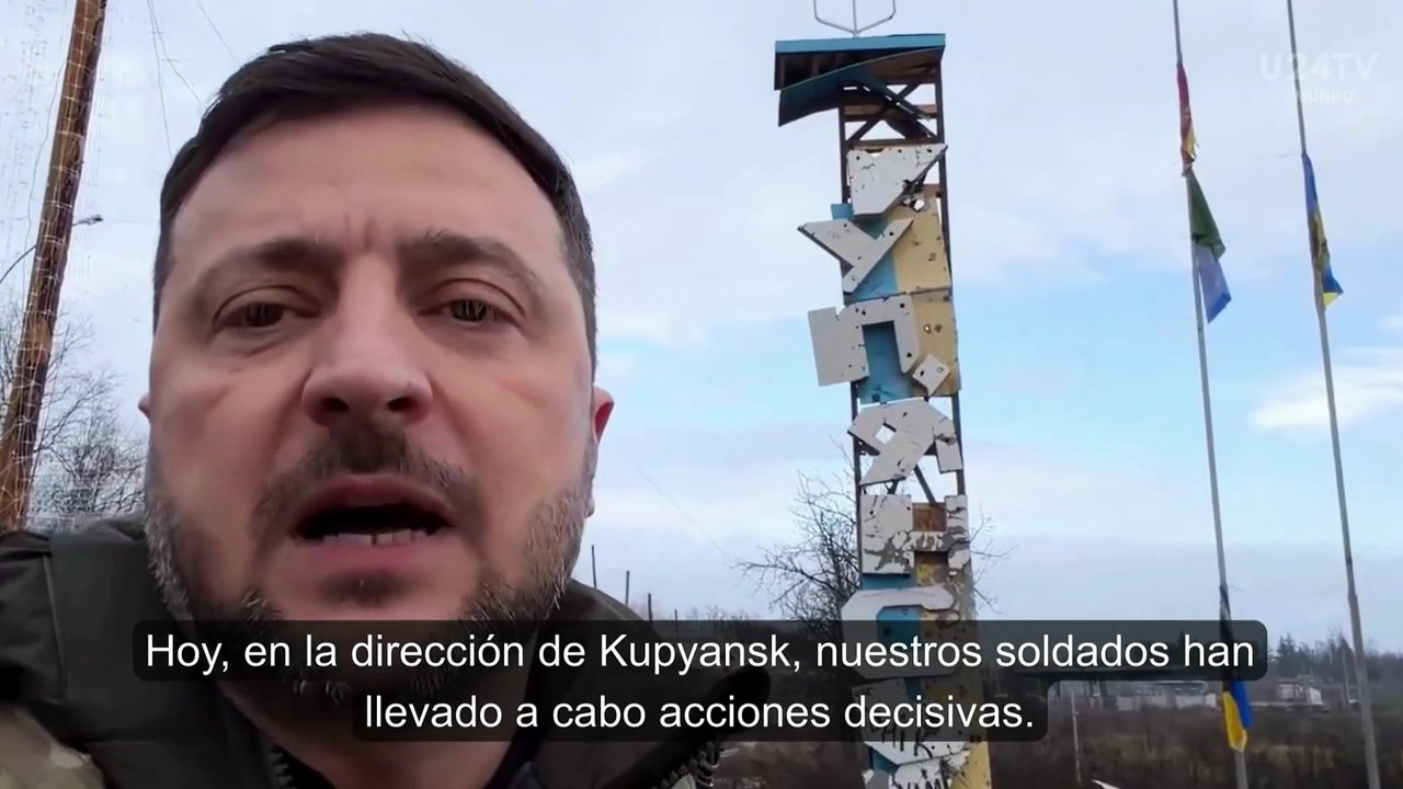 Zelenski visita un campo de batalla en Ucrania