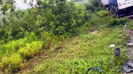 Colisão frontal entre caminhões deixa três feridos na BR-369