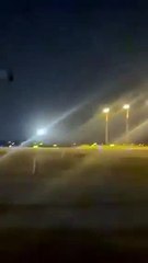 Avião sofre pane e deixa rastro de chamas durante pouso; veja vídeo